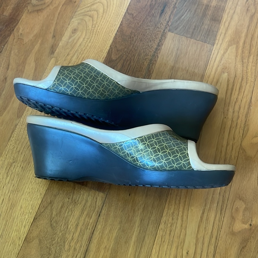 Crocs Wedge Slip On Sandals Olive Green, Tan & Brown Size 9 - Picture 3 of 7